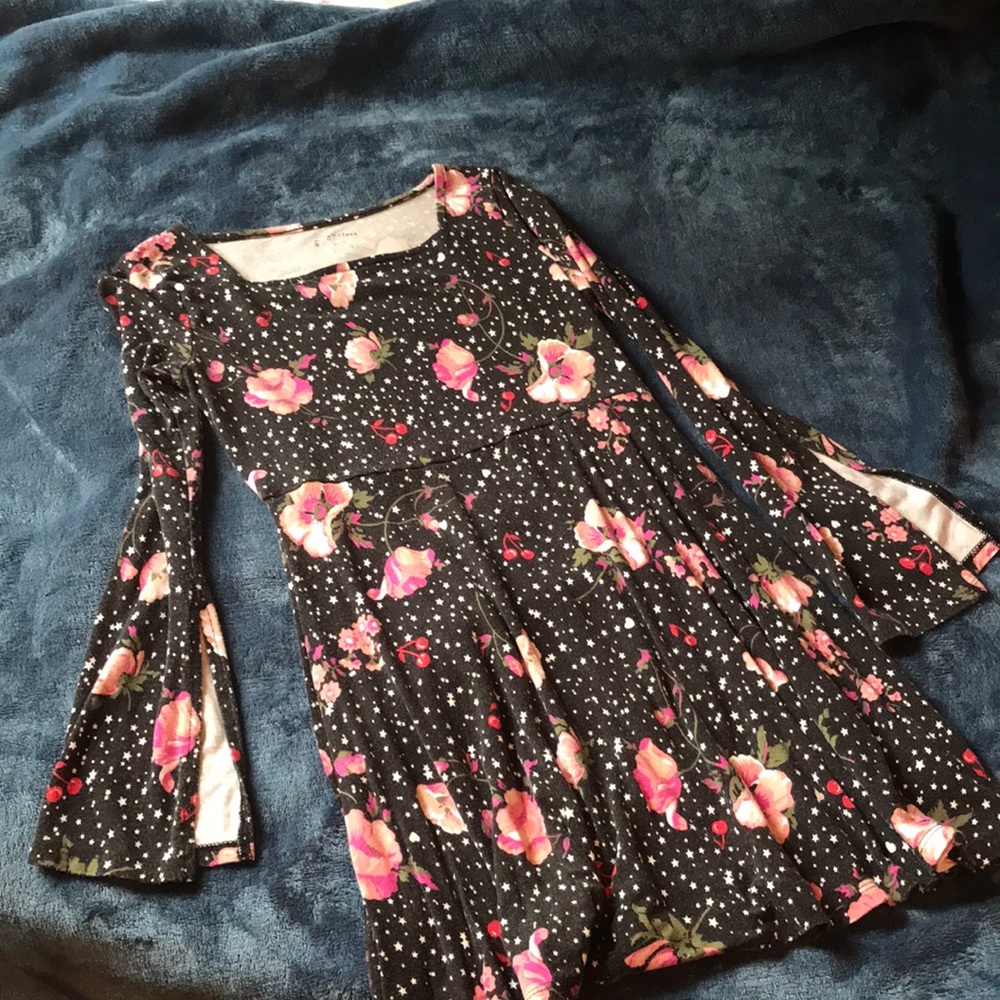 Girls dress. Square neck. Split bell sleeves.
